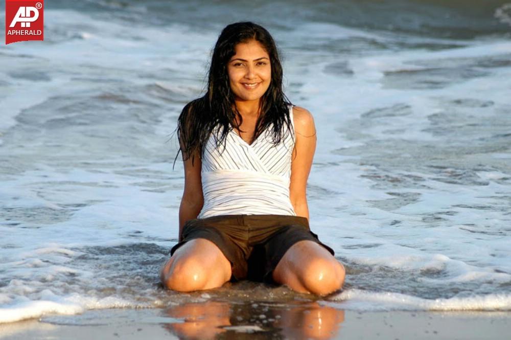 Actress Kamalinee Mukherji Spicy Pics