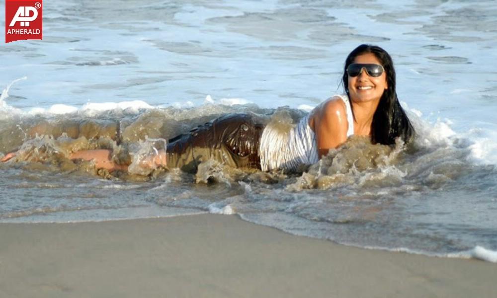 Actress Kamalinee Mukherji Spicy Pics