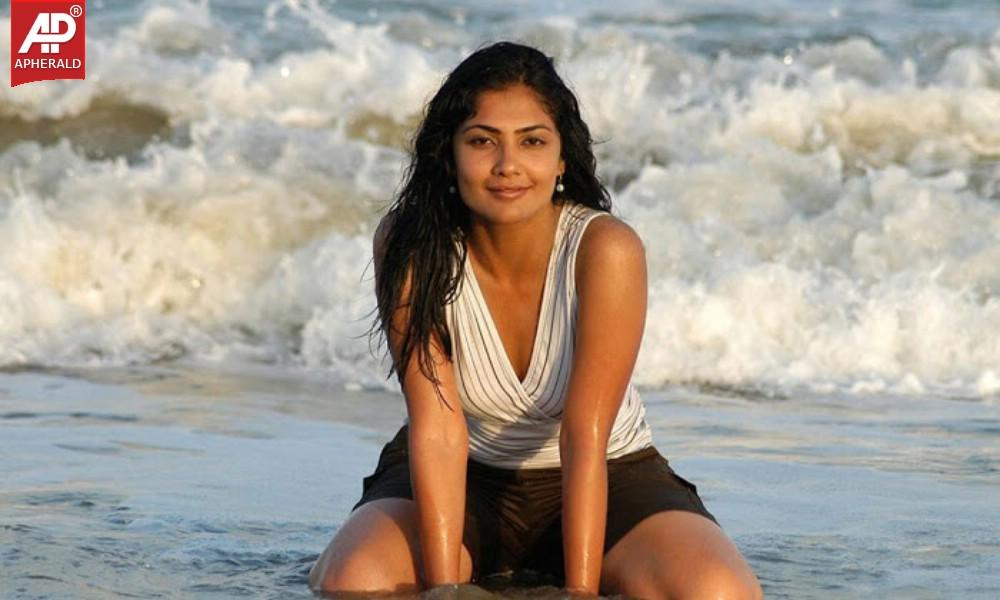 Actress Kamalinee Mukherji Spicy Pics