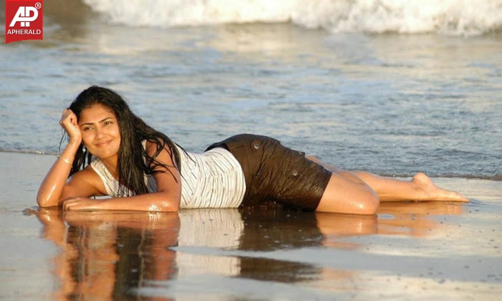 Actress Kamalinee Mukherji Spicy Pics