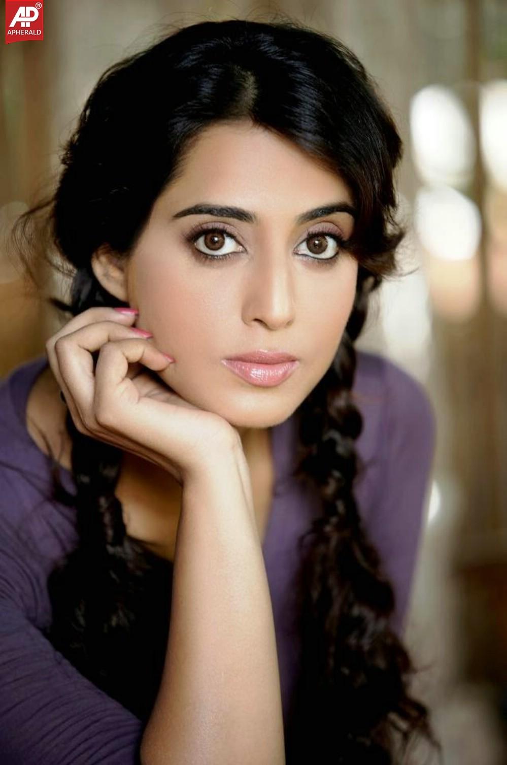 Actress Mahie Gill Cute Hot Exclusive Hot Pics