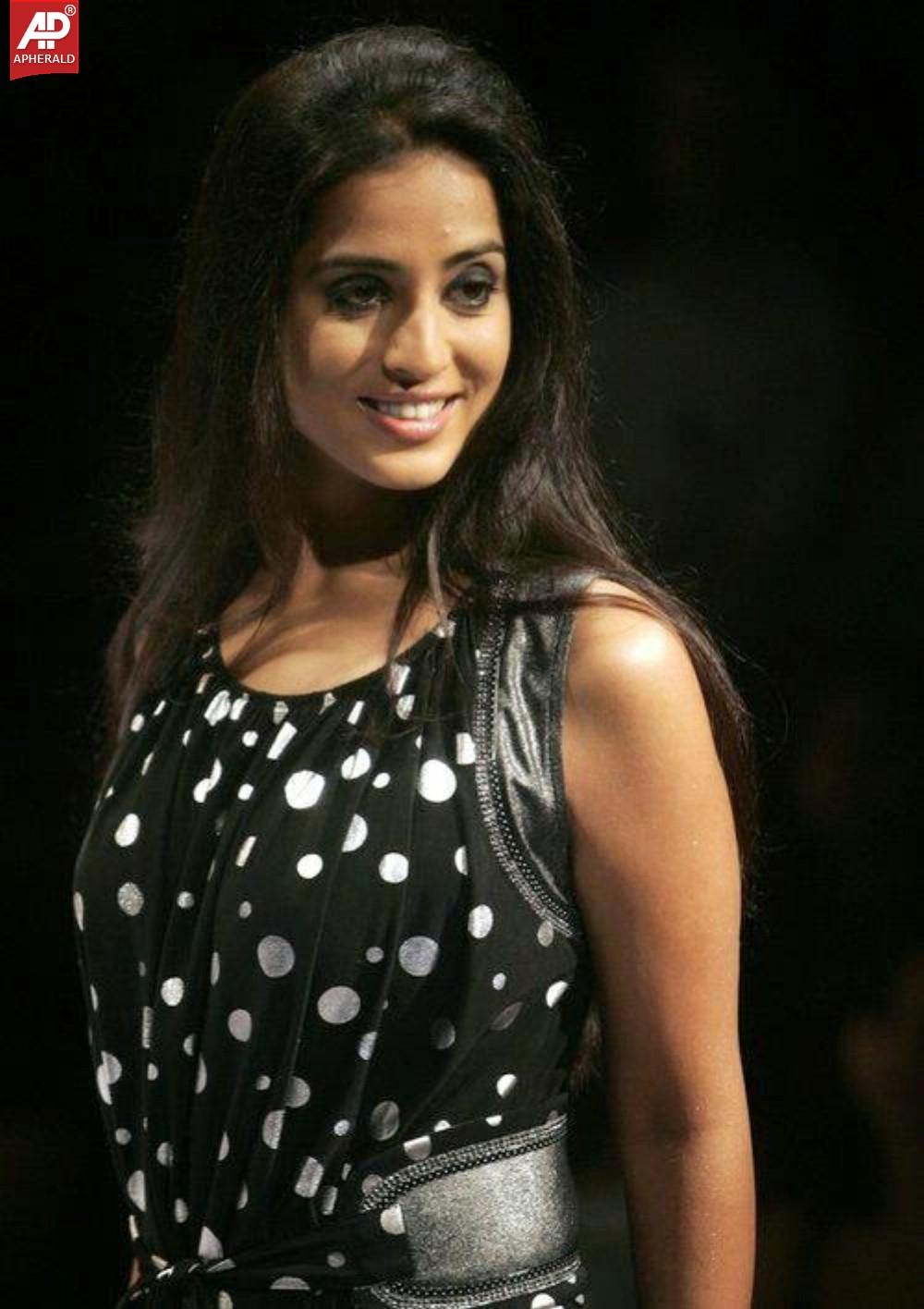 Actress Mahie Gill Cute Hot Exclusive Hot Pics