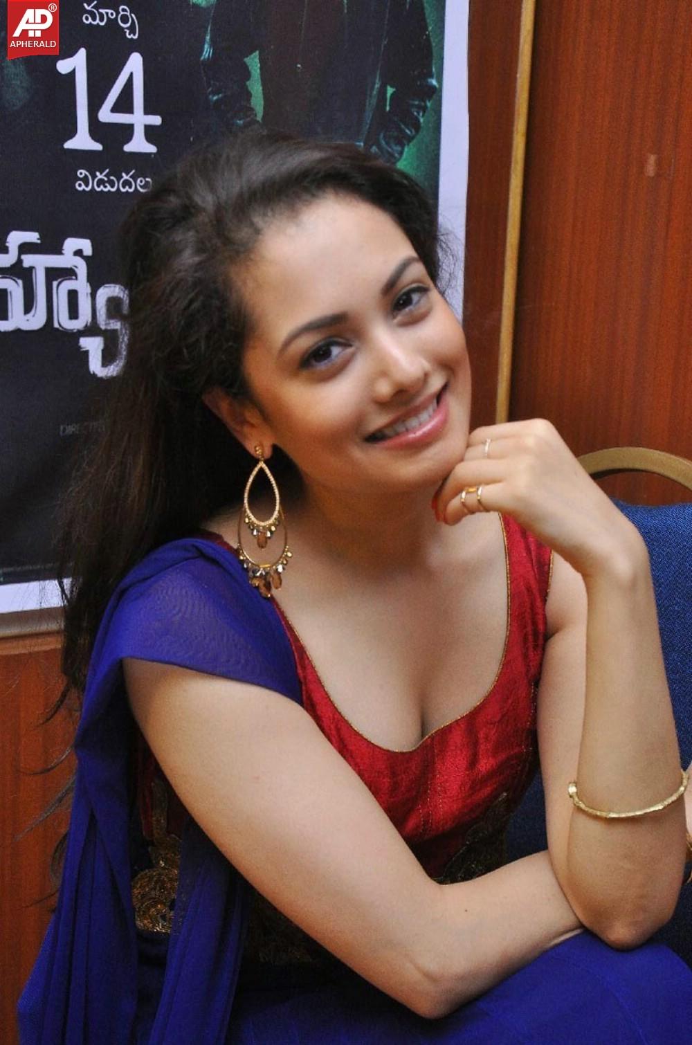 Actress Natalie Rout Hot Cleavage Pics