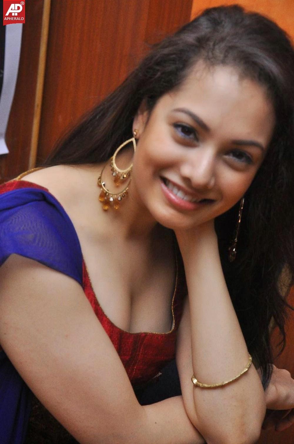 Actress Natalie Rout Hot Cleavage Pics