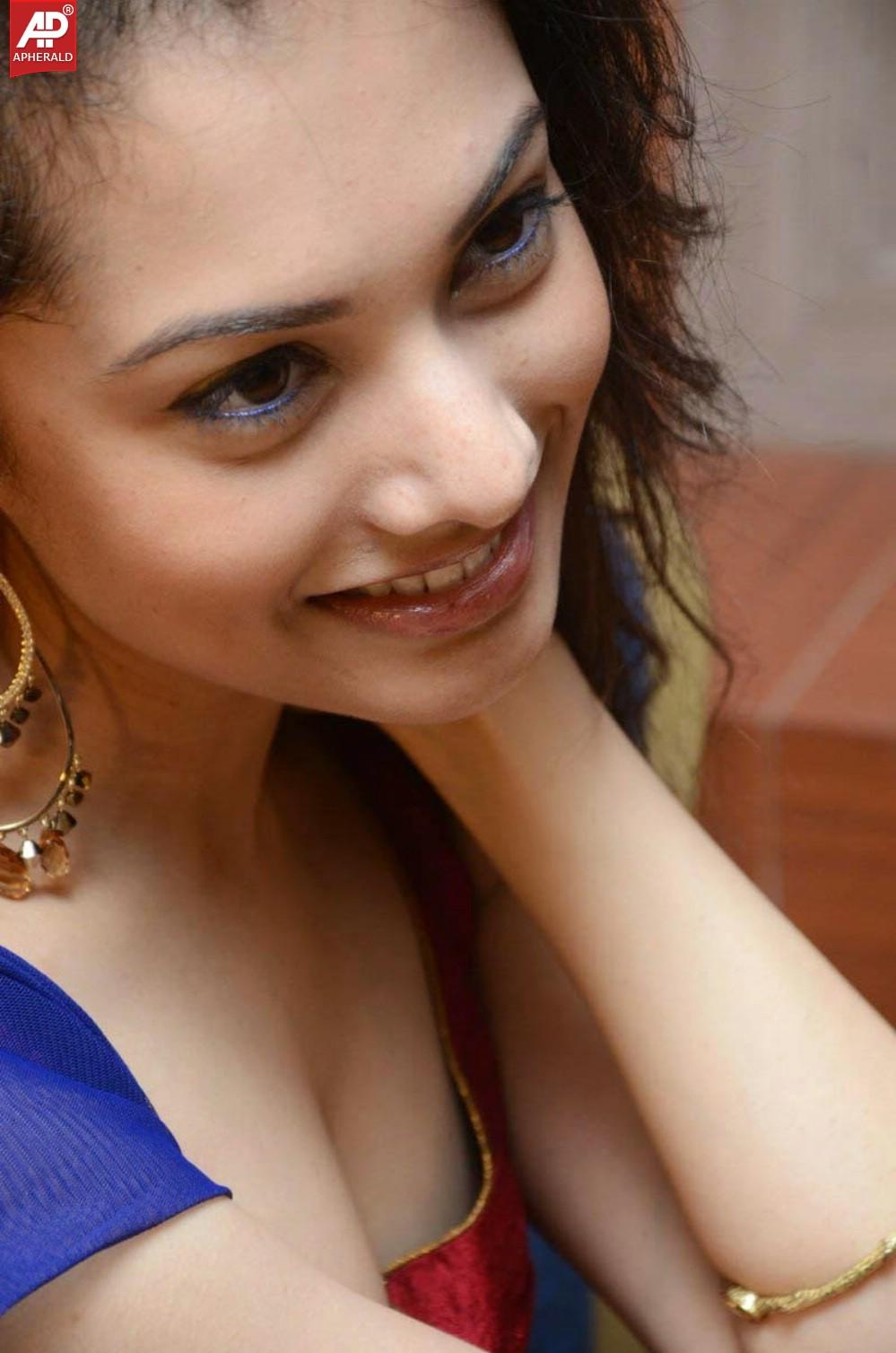 Actress Natalie Rout Hot Cleavage Pics