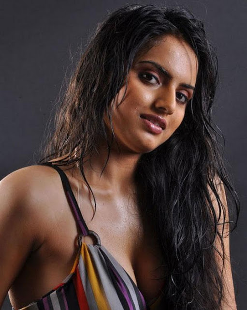 Actress Ritukaur Hot Images