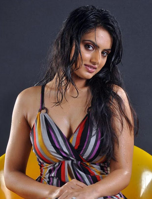 Actress Ritukaur Hot Images