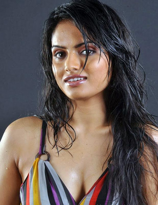 Actress Ritukaur Hot Images