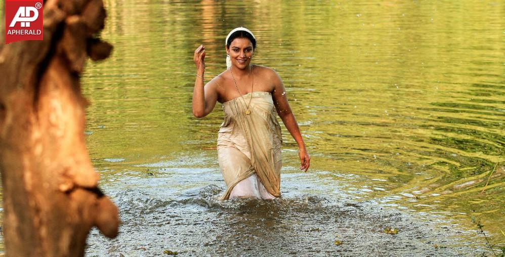 Actress Swetha Menon Hot Photo Stills