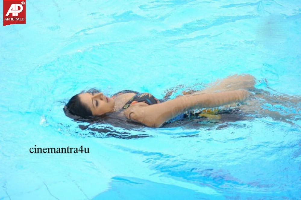 Actress Vimala Raman hot Wet Pics