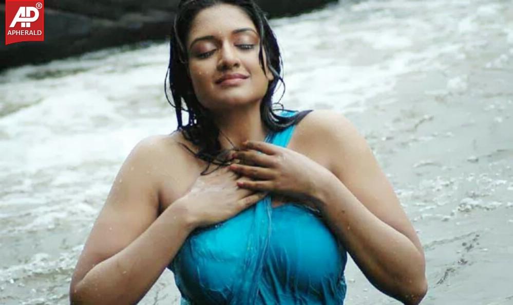 Actress Vimala Raman hot Wet Pics