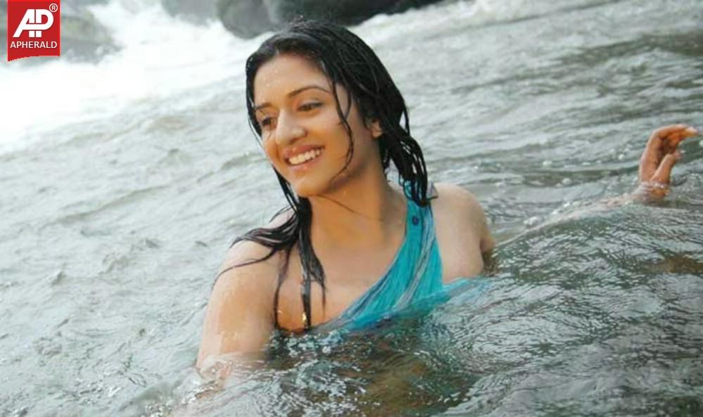 Actress Vimala Raman hot Wet Pics