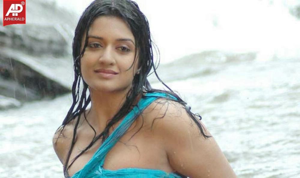 Actress Vimala Raman hot Wet Pics