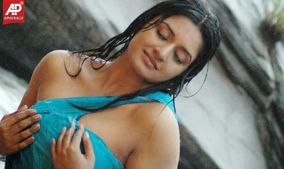 Actress Vimala Raman hot Wet Pics