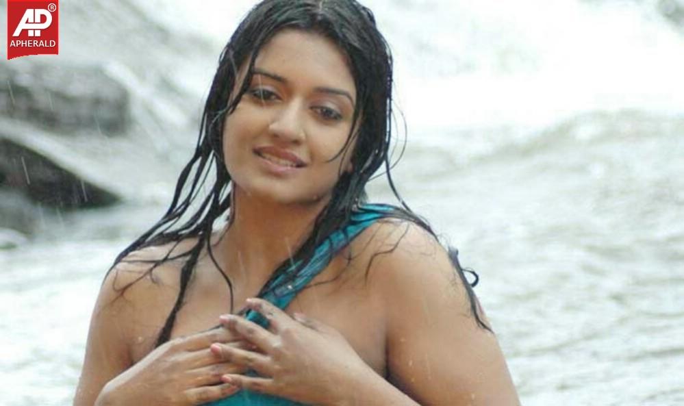 Actress Vimala Raman hot Wet Pics