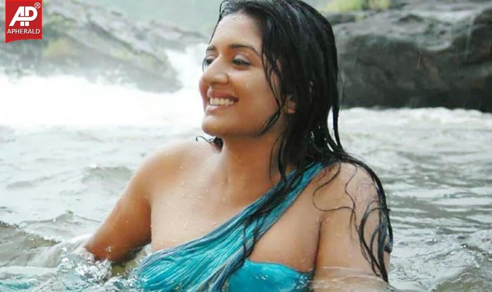 Actress Vimala Raman hot Wet Pics