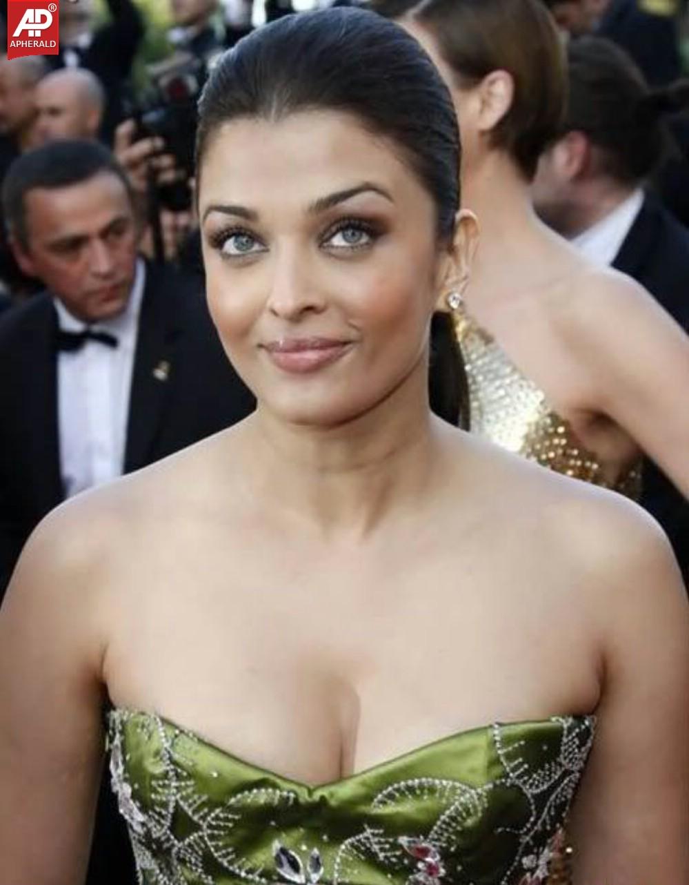 Aishwarya Rai Hot Cleavage Pics