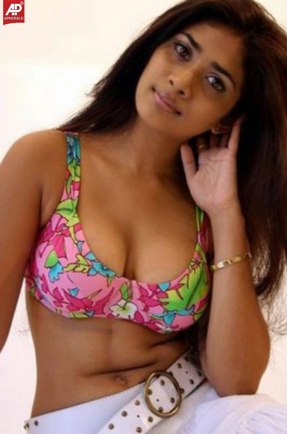 Akarsha Hot Cleavage Pics