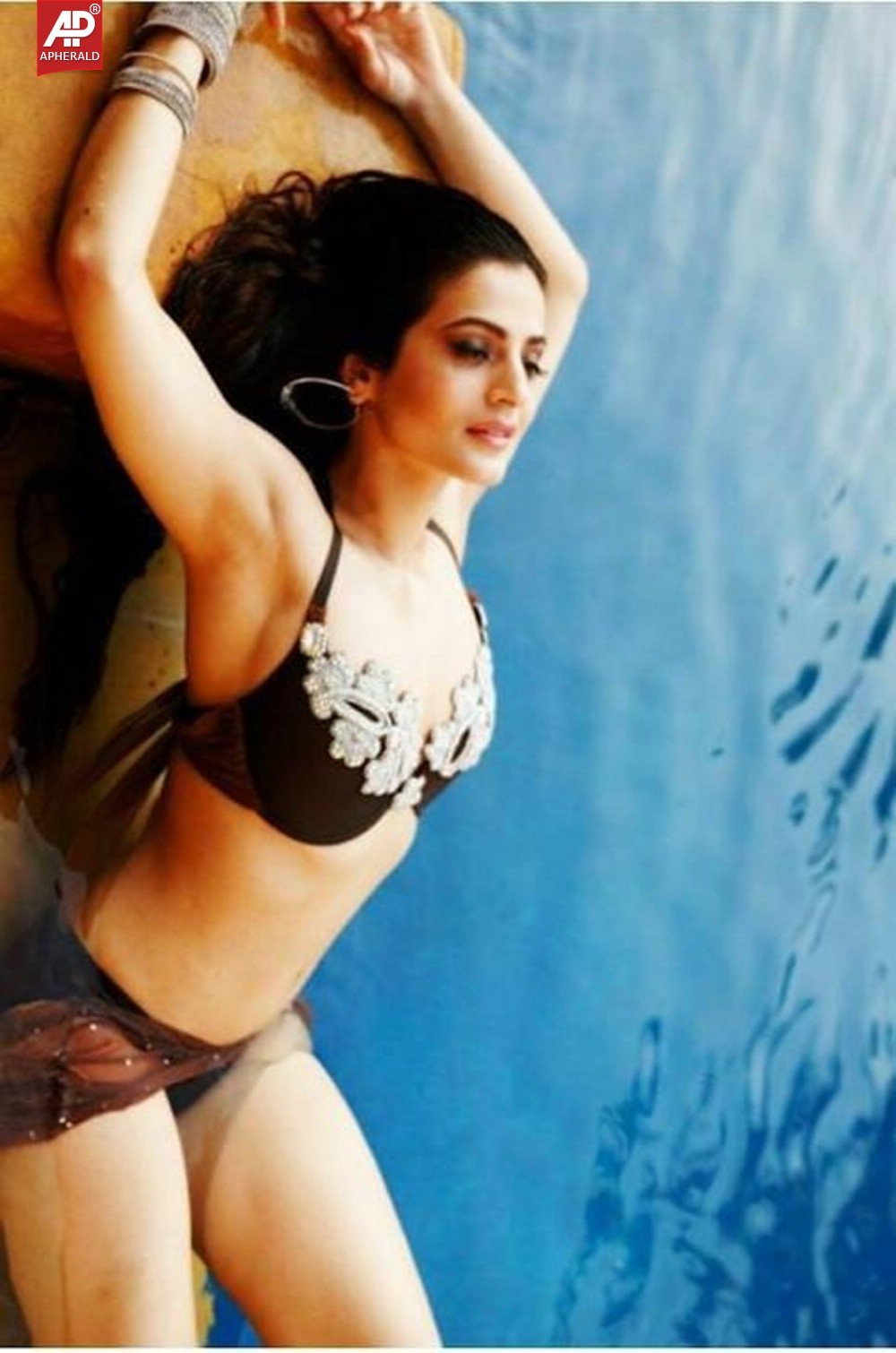 Amisha Patel Hot Navel Images