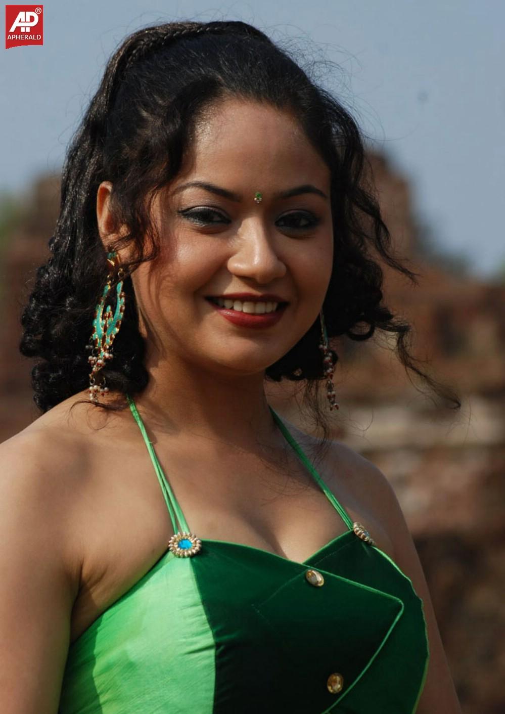 Anu Poorva Spicy Navel Pics