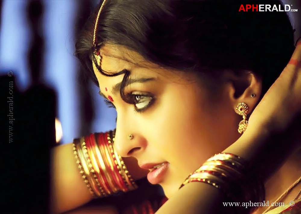 Anushka Hot Navel Stills