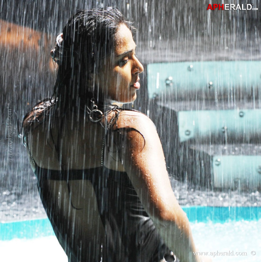 Anushka Hot Navel Stills