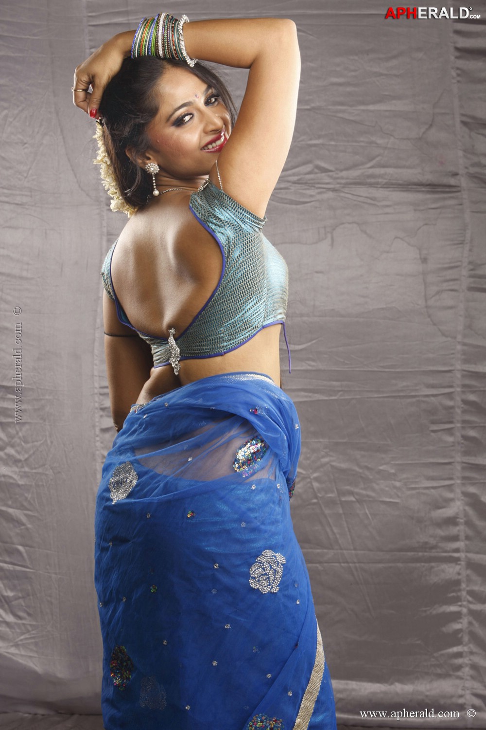 Anushka in Hot Saree Pics