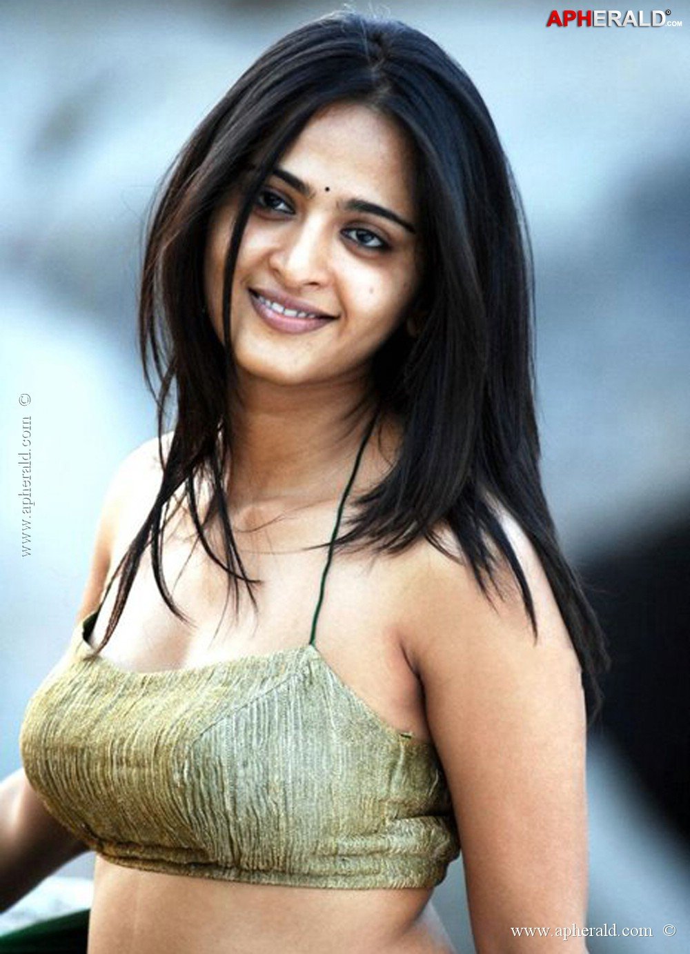 Anushka in Hot Saree Pics