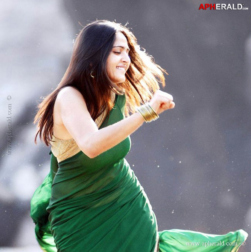 Anushka in Hot Saree Pics