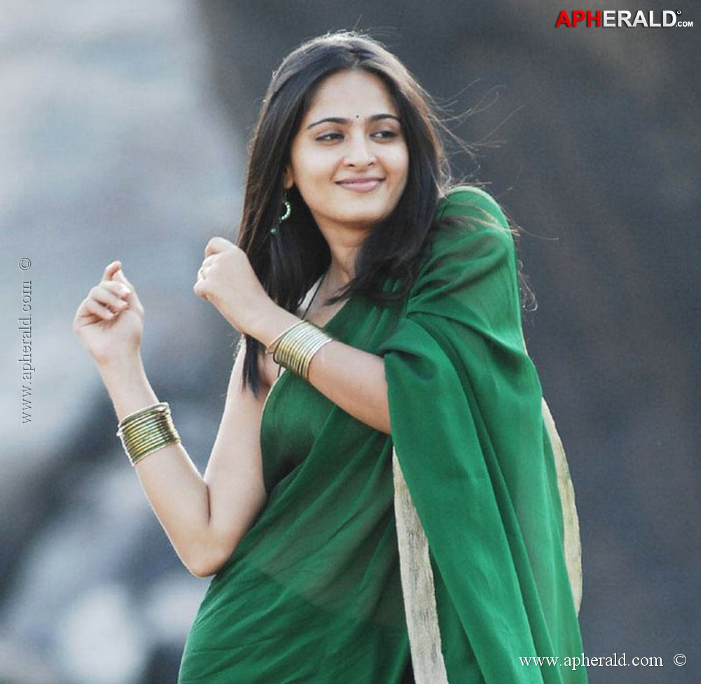 Anushka in Hot Saree Pics