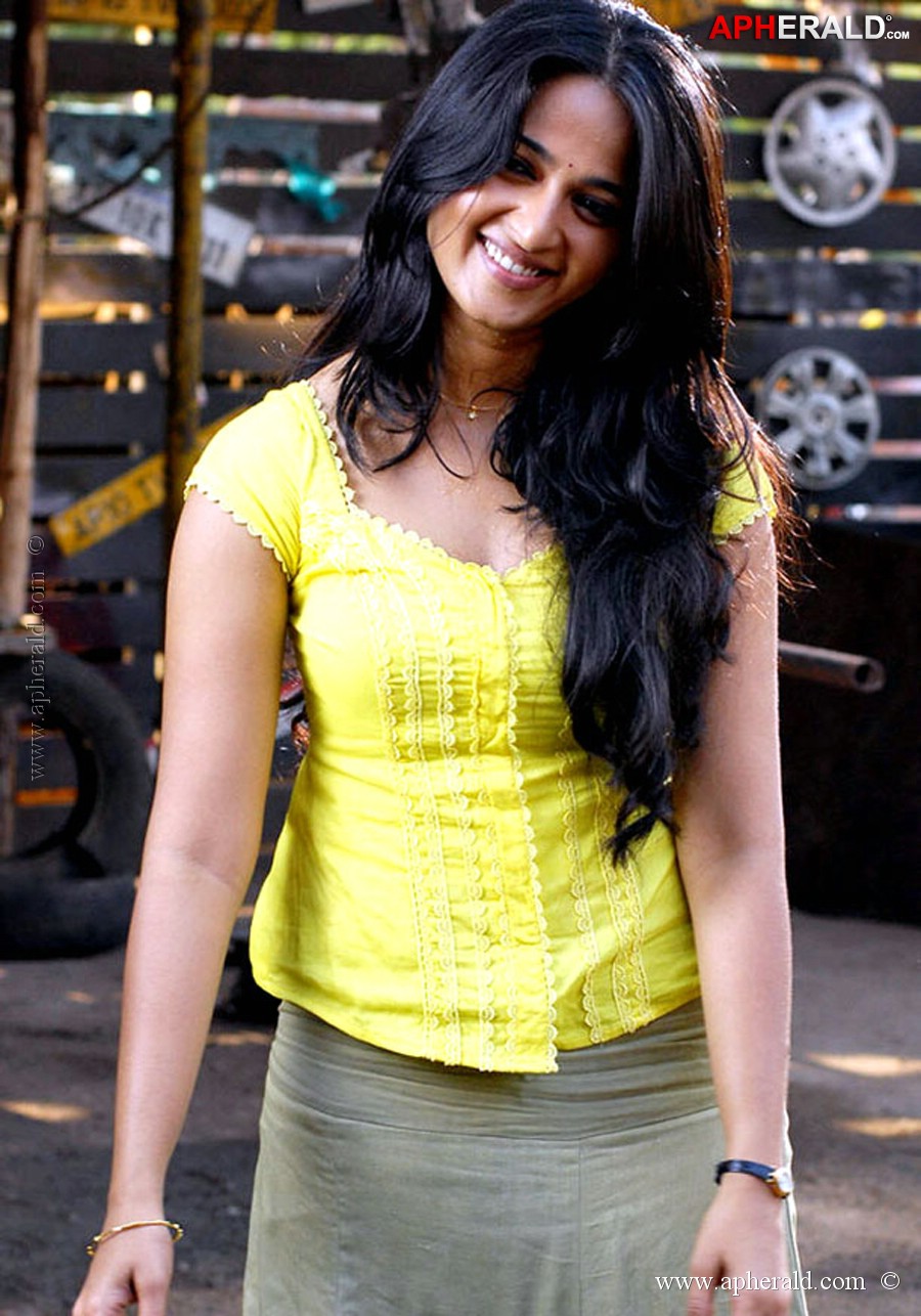 Anushka Shetty Hot Navel Pics