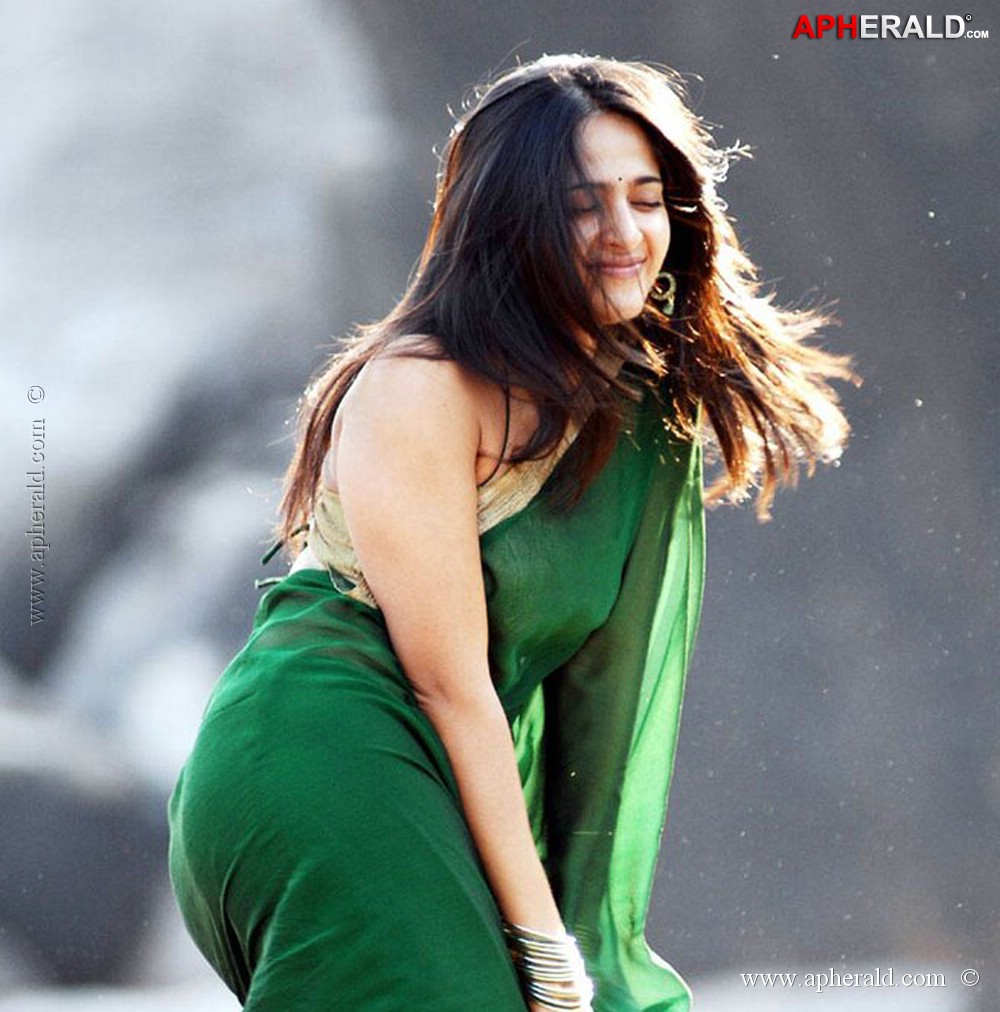 Anushka Shetty Hot Navel Show