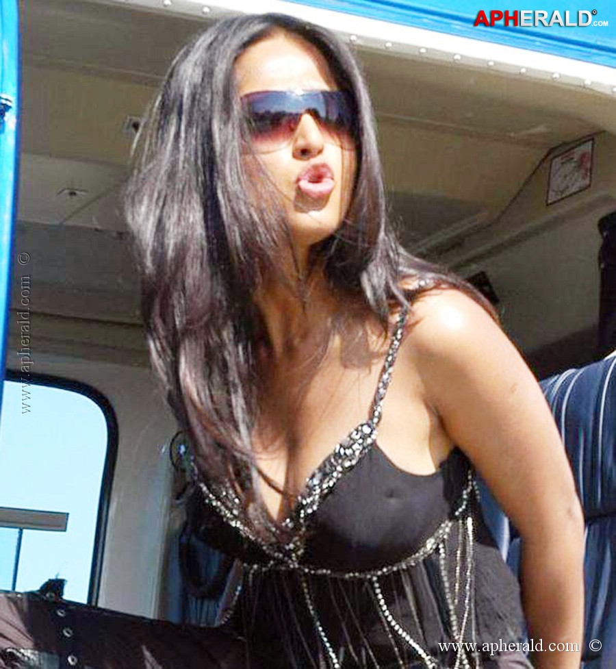 Anushka Shetty Hot Navel Show