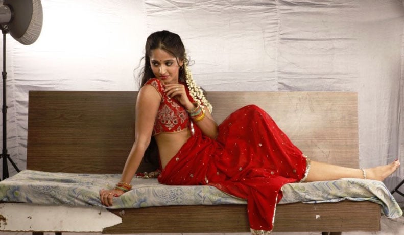 Anushka Shetty Hot Navel Show