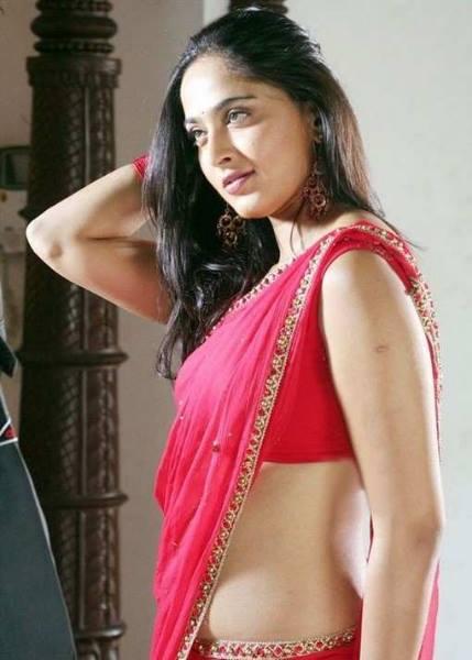 Anushka Shetty Hot Saree Pics