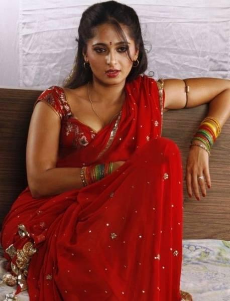 Anushka Shetty Hot Saree Pics