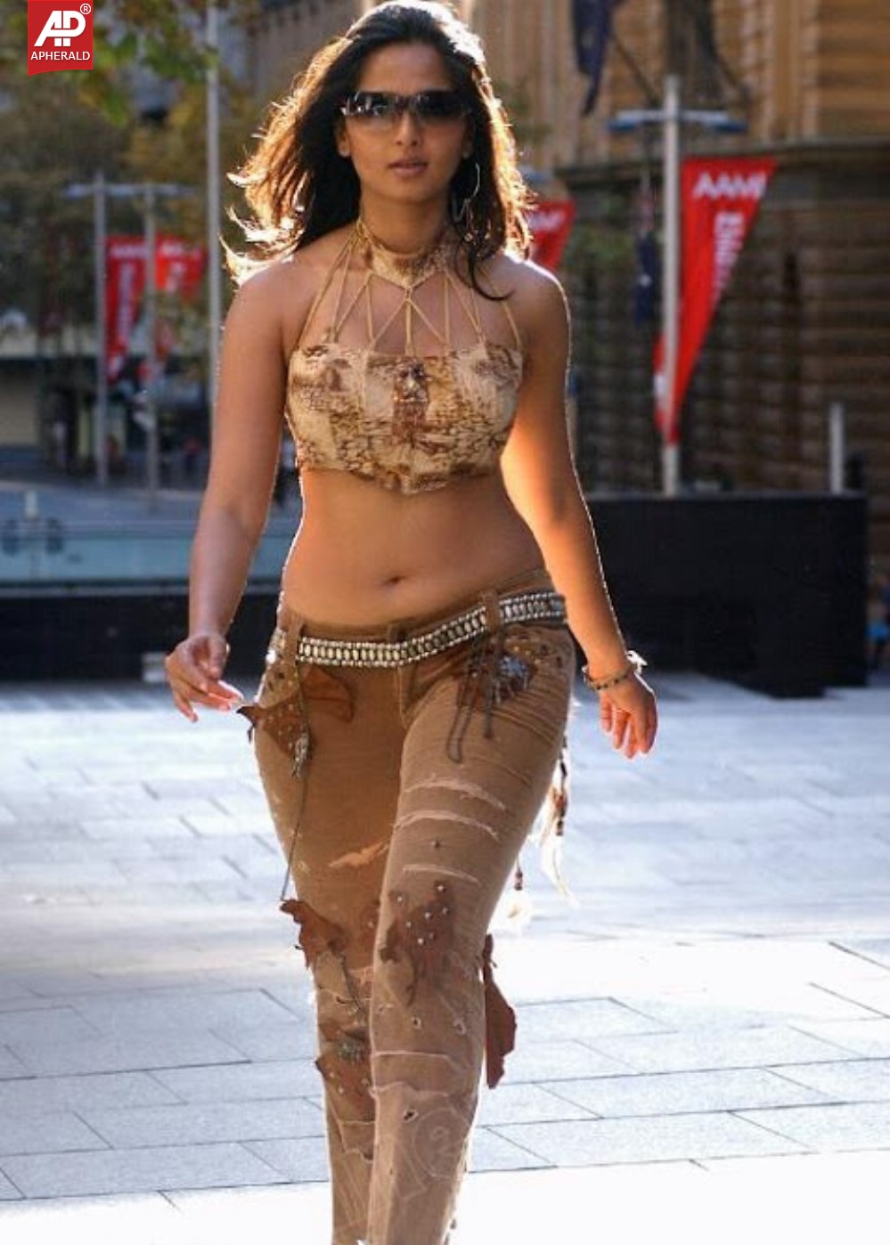 anushka shetty Navel Show Pics