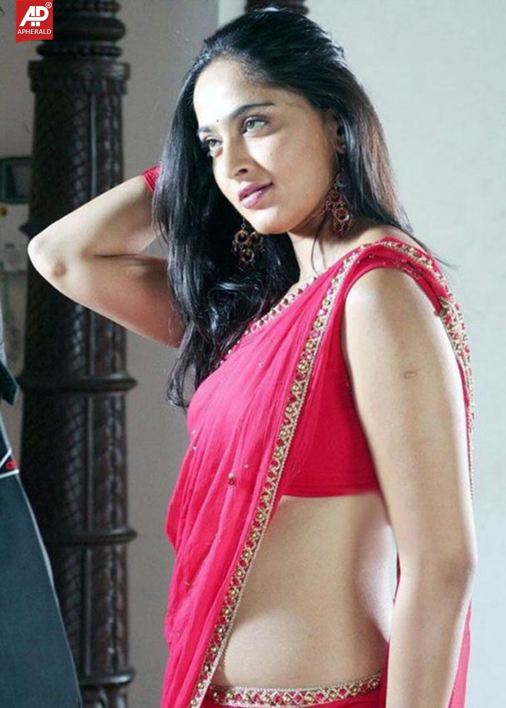 anushka shetty Navel Show Pics