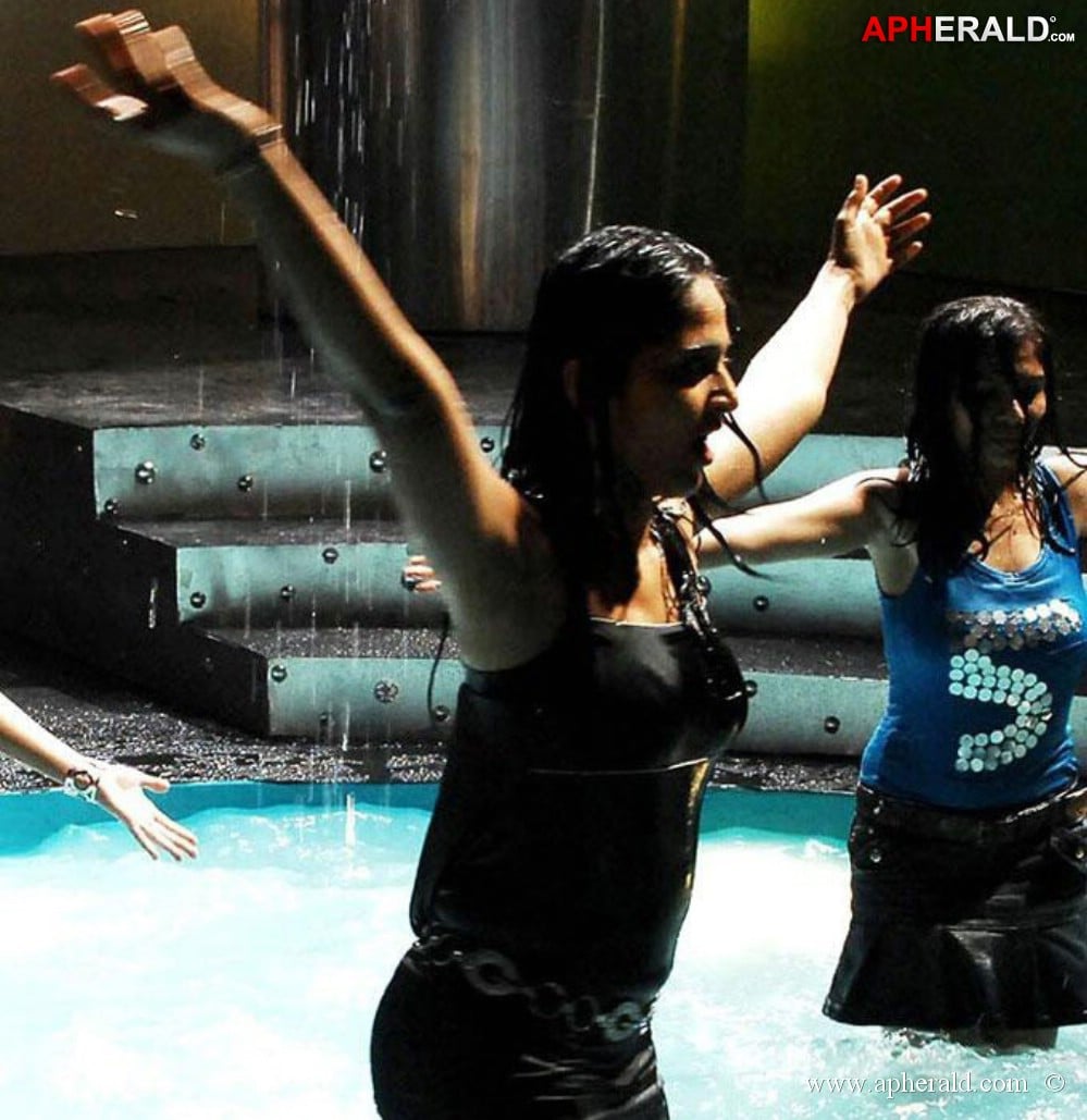 Anushka wet in rain photos