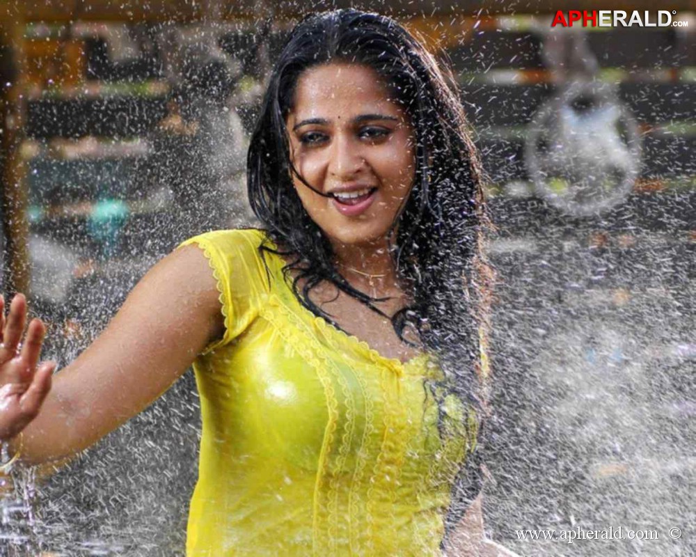 Anushka wet in rain photos