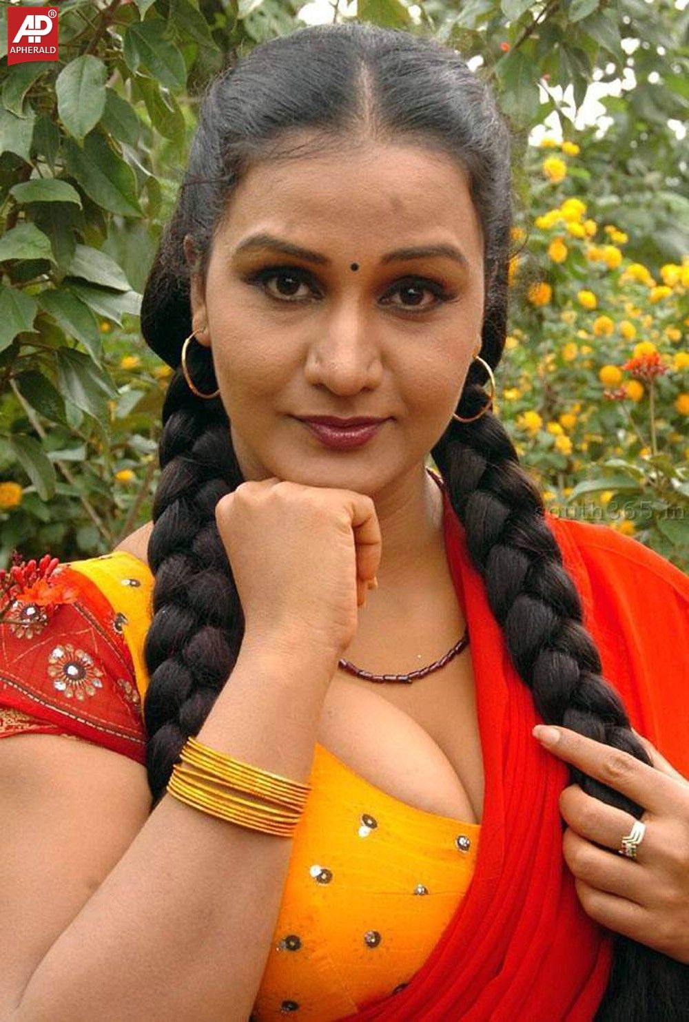 apoorva anty hot pics
