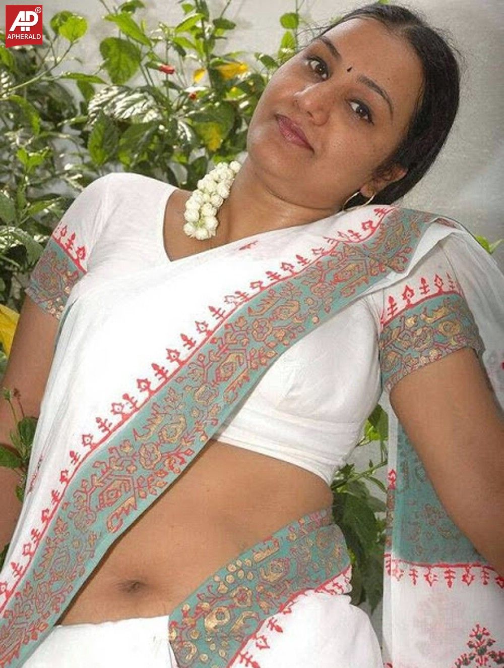 apoorva anty hot pics