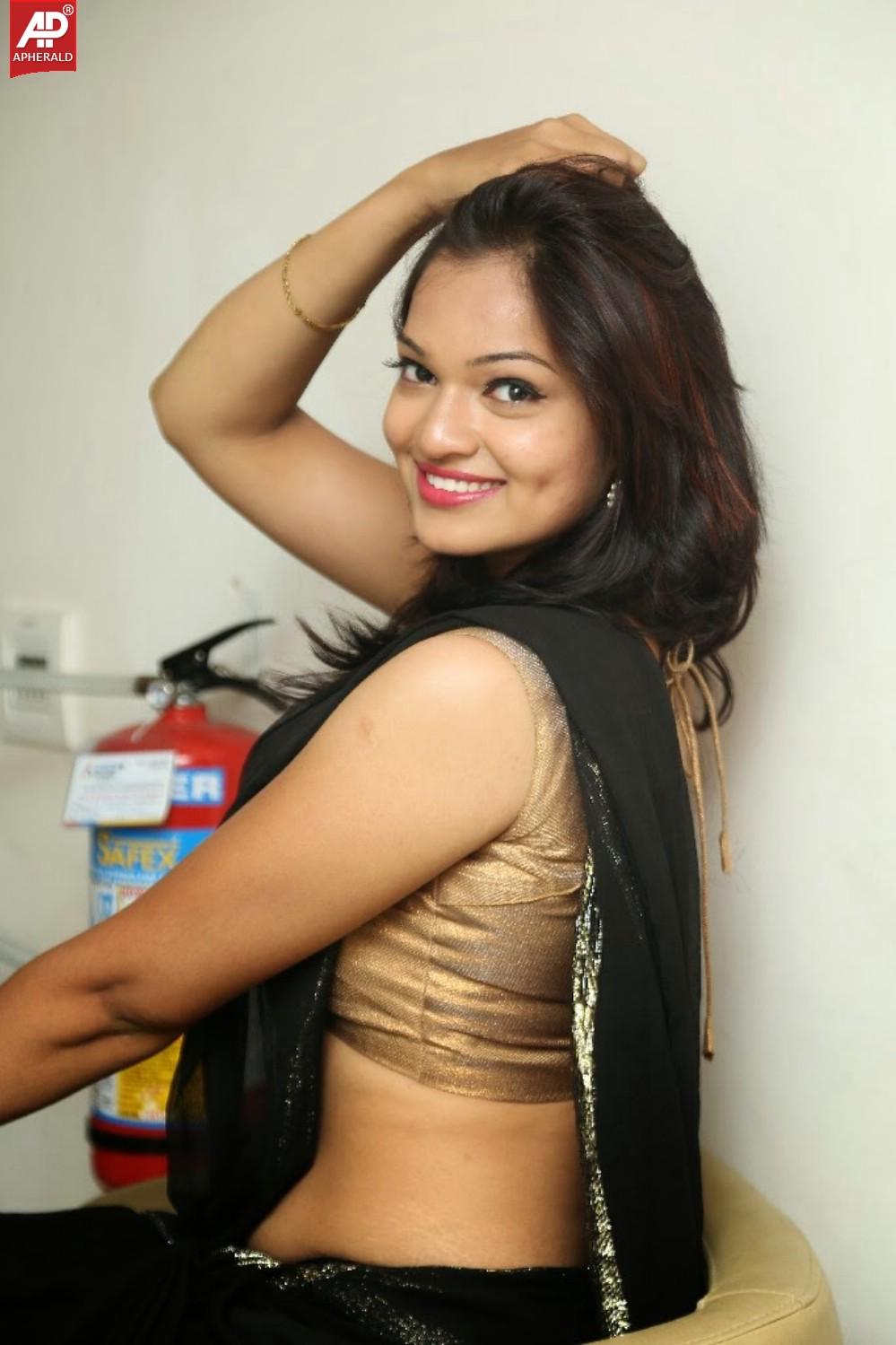 Aswi Hot in Saree Pics