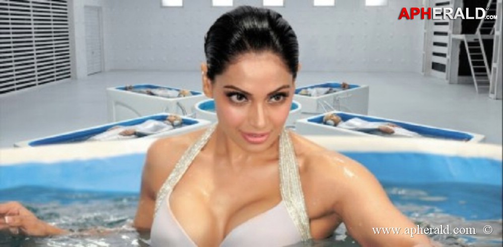 Bipasha Basu Hot navel stills