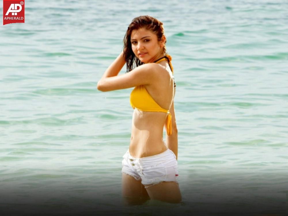 Bollywood Actress Hot Bikini Photos