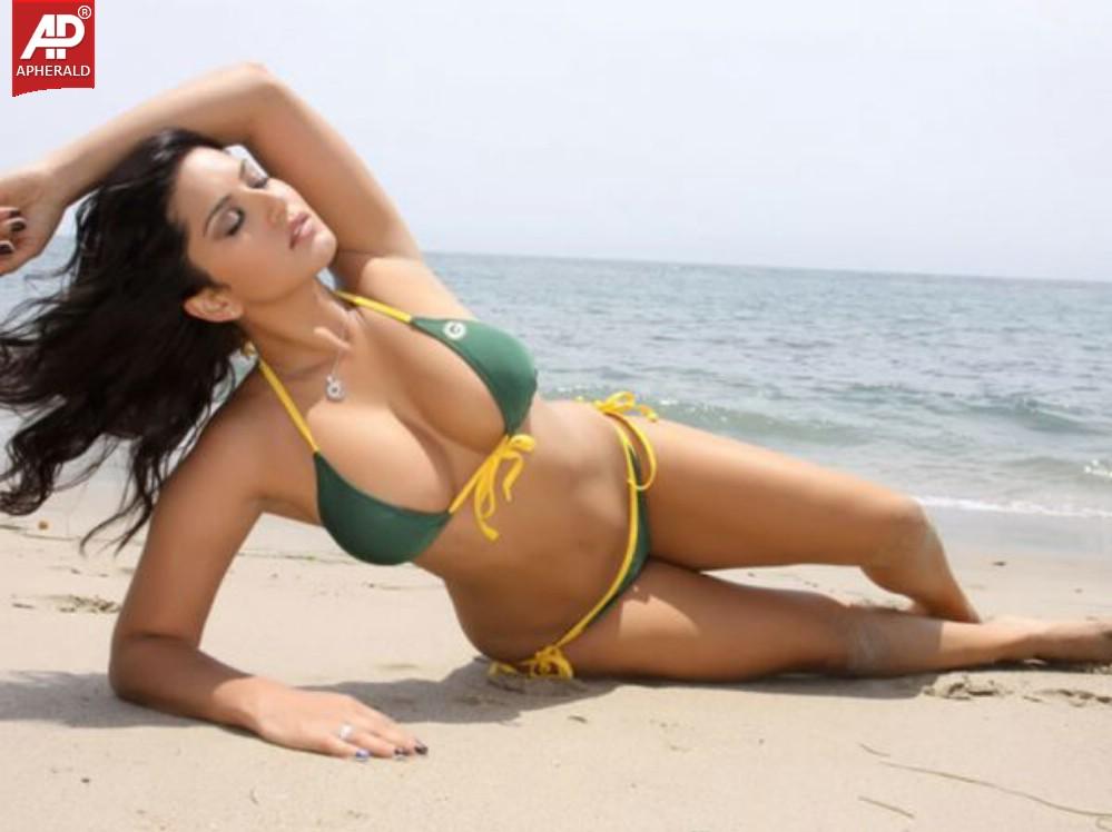 Bollywood Actress Hot Bikini Photos