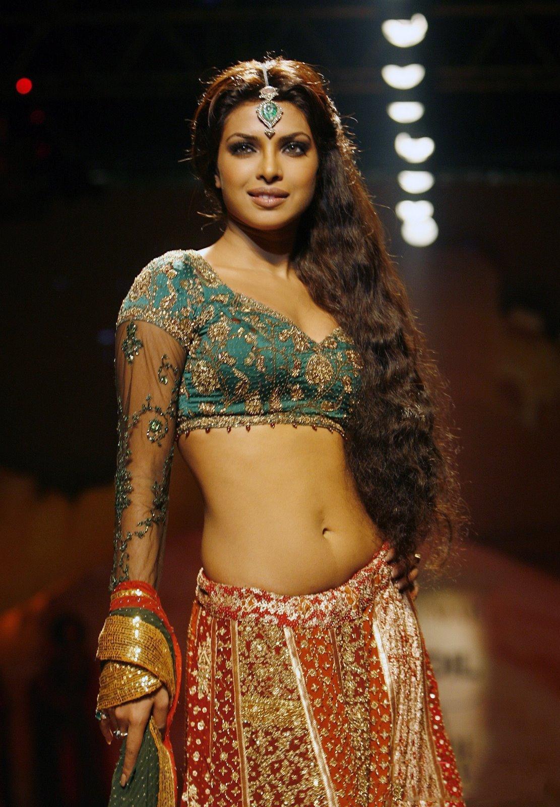 Bollywood Actresses Hot Navel Show Picks