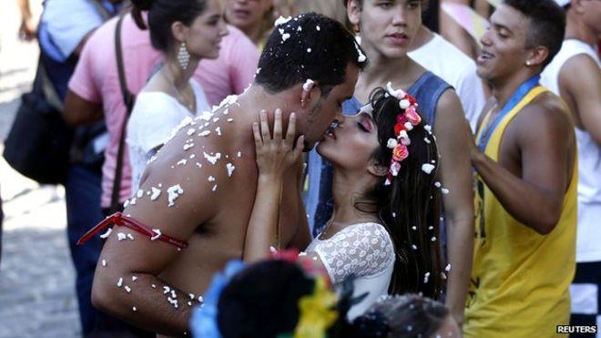 Brazilian carnival becomes a kissing competition