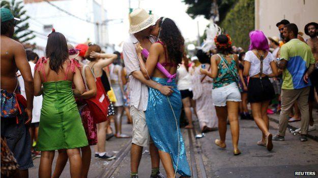 Brazilian carnival becomes a kissing competition