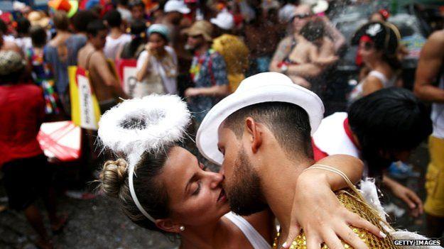 Brazilian carnival becomes a kissing competition